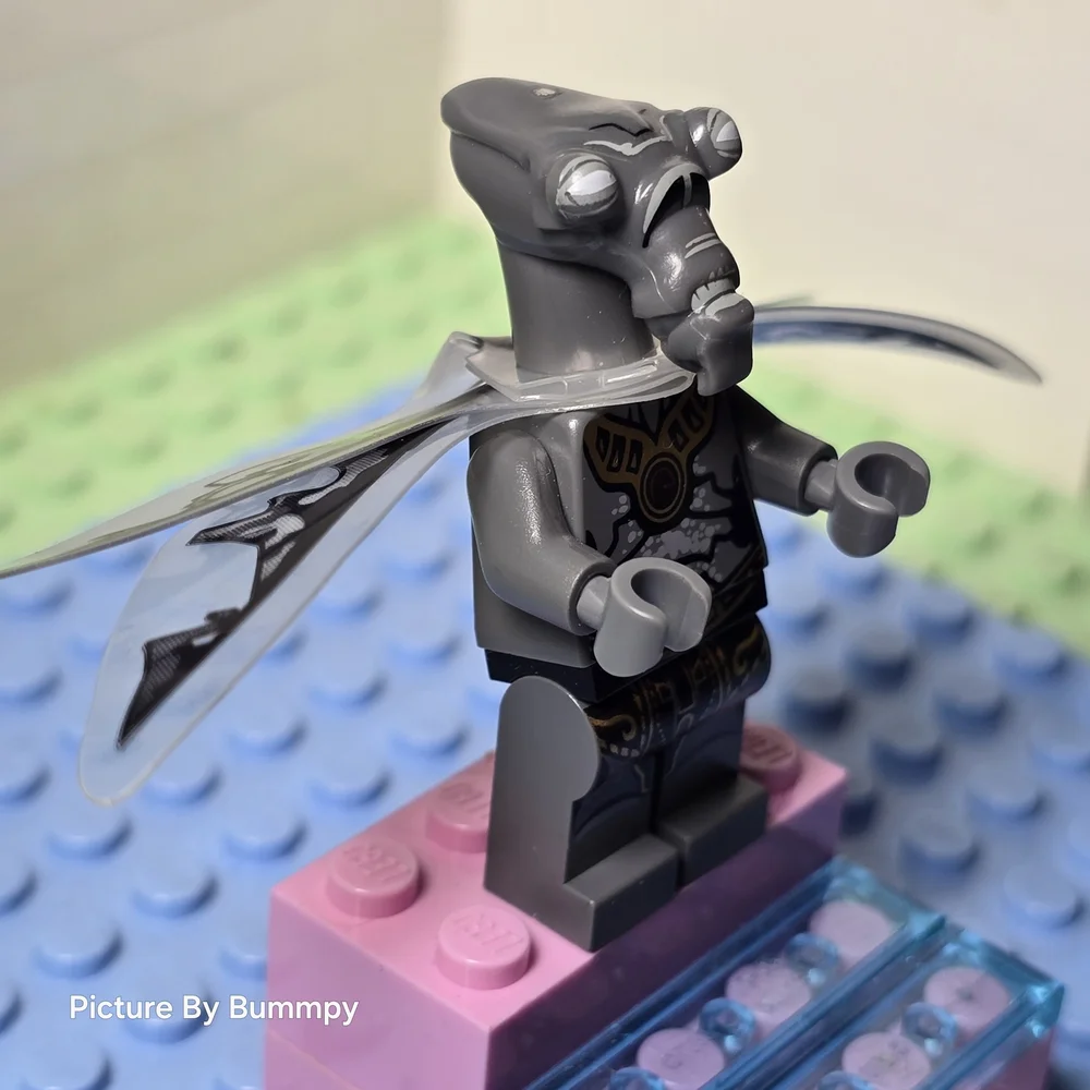 LEGO Star Wars Geonosian minifigure with wings. (Stay Tuned a Lot LEGOs To Come) - Picture 3 of 6